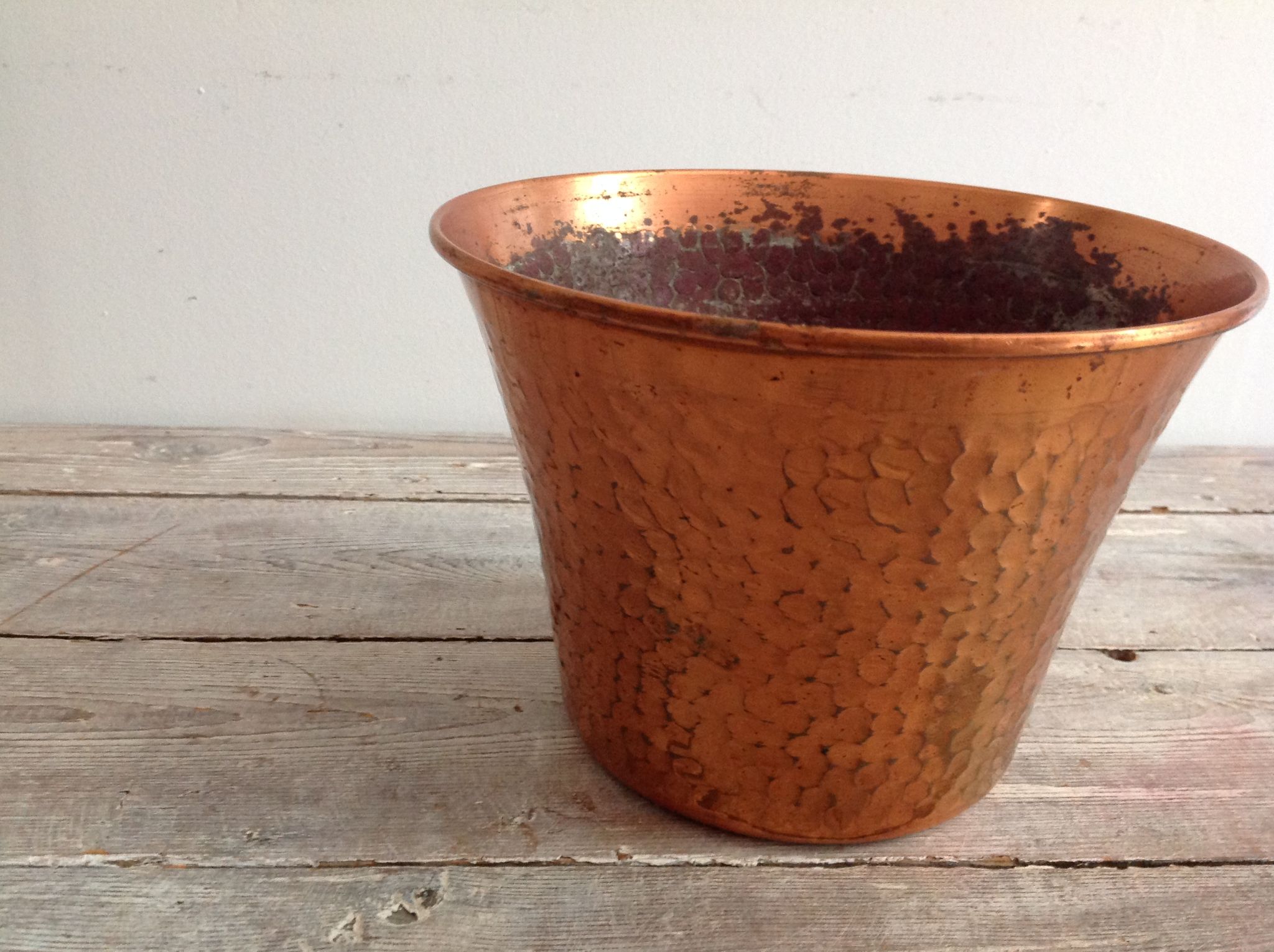 Cache hammered copper pot