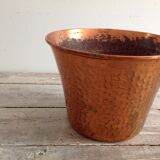Cache hammered copper pot