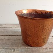 Cache hammered copper pot