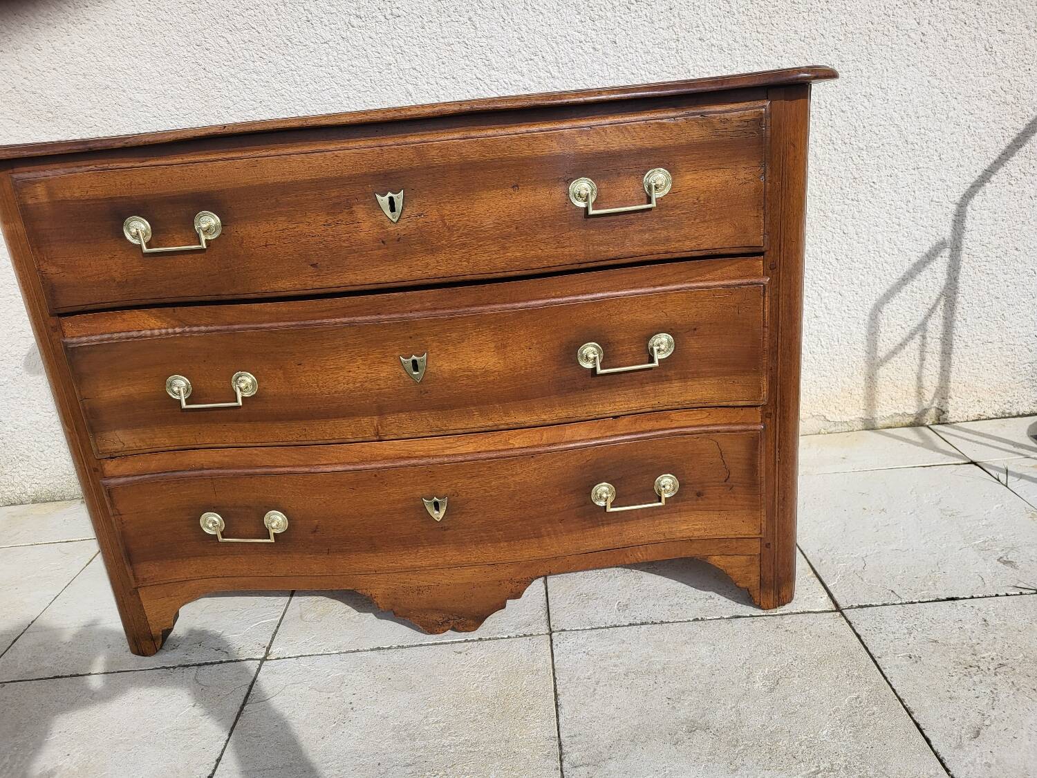 Walnut chest of drawers