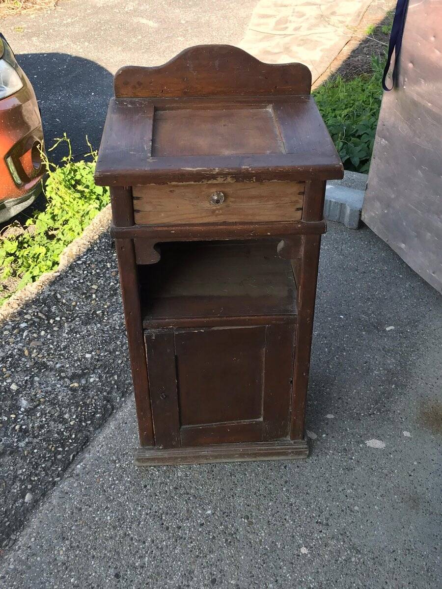 Table de chevet rustique en pin marron à tiroir, porte et étagère — début XXe siècle