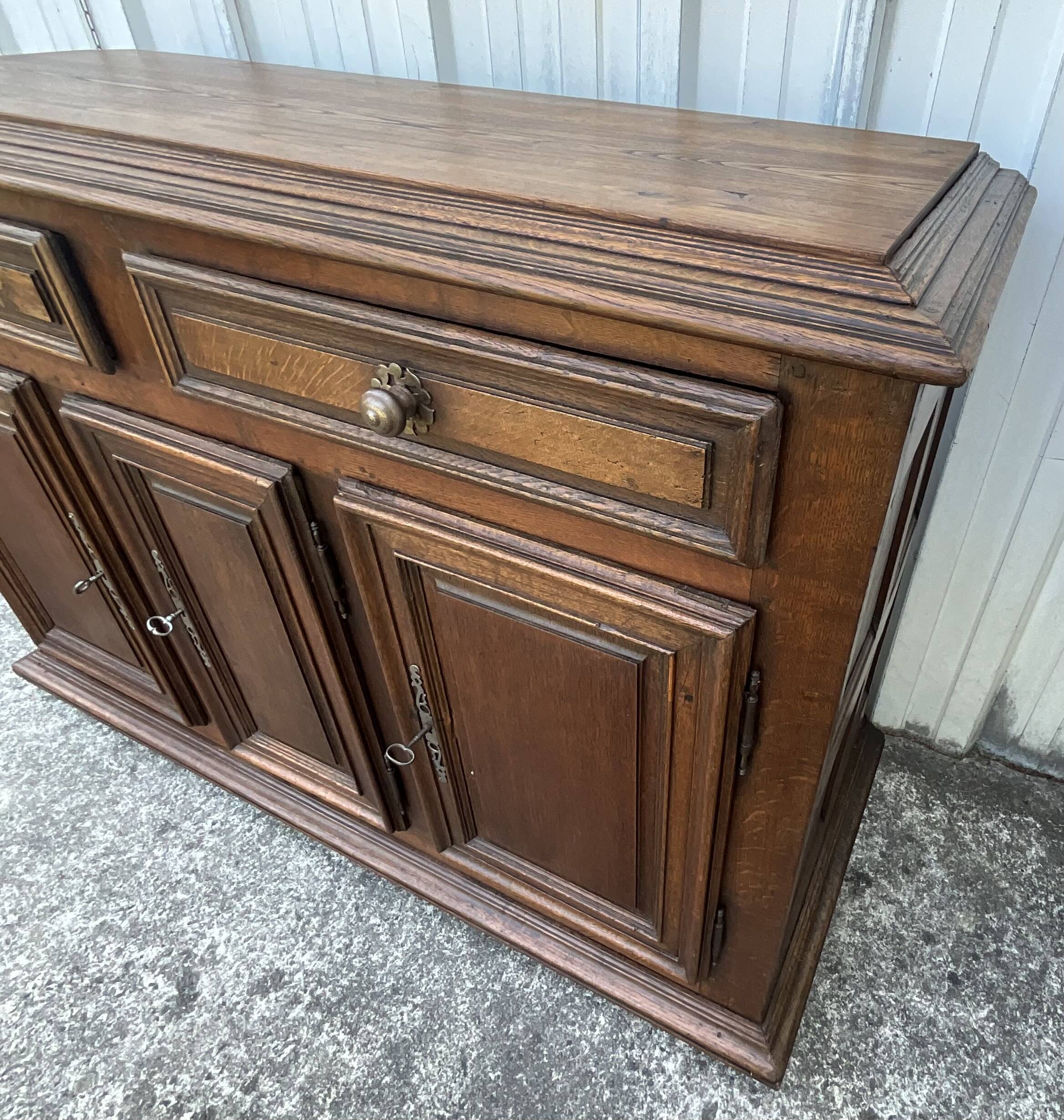 Country-style sideboard in solid oak – 18th century