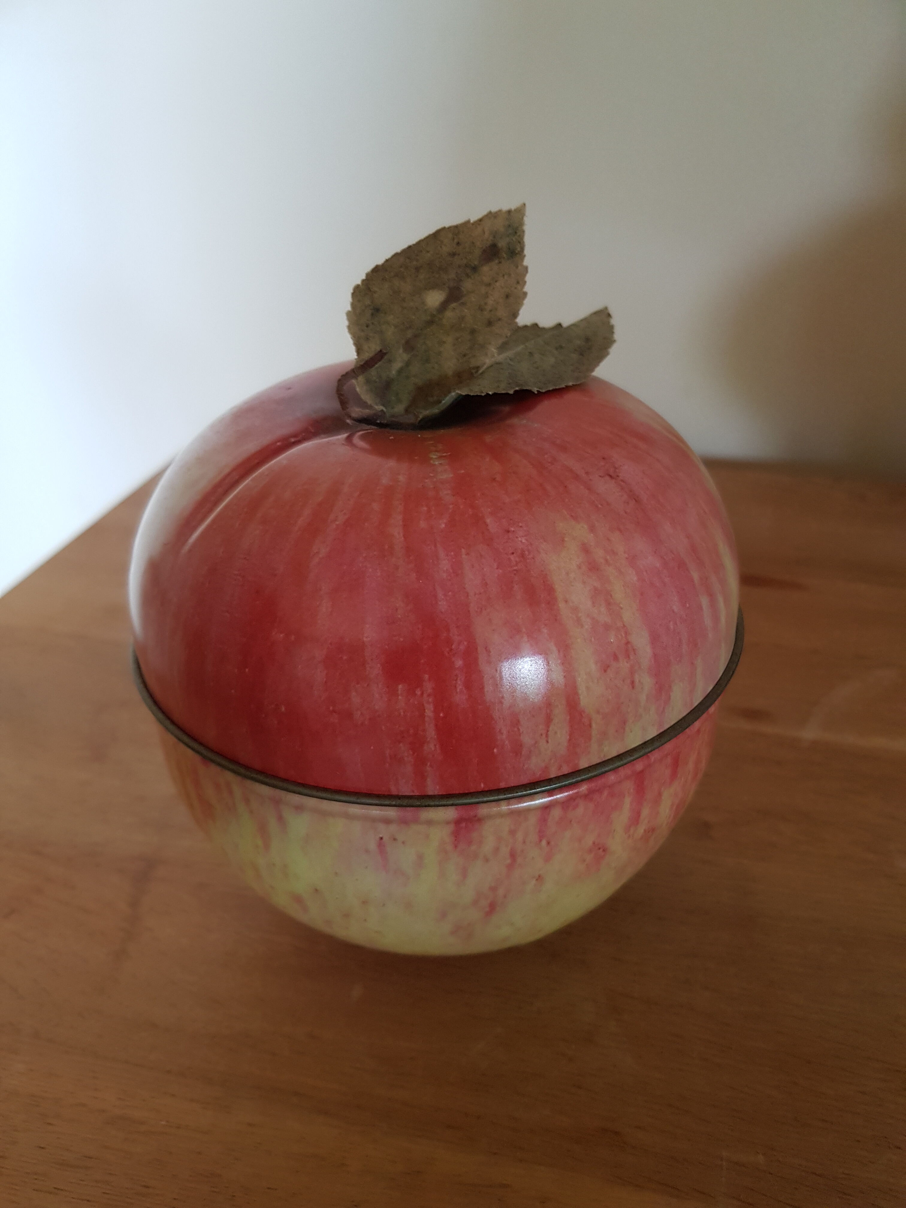 Metal box in the shape of apple Original Vintage 9