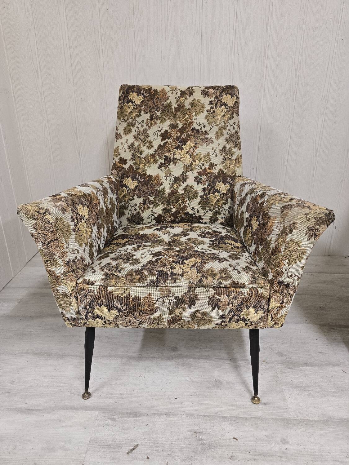 Pair of Mid-Century Design armchairs – jacquard upholstery with tapered legs