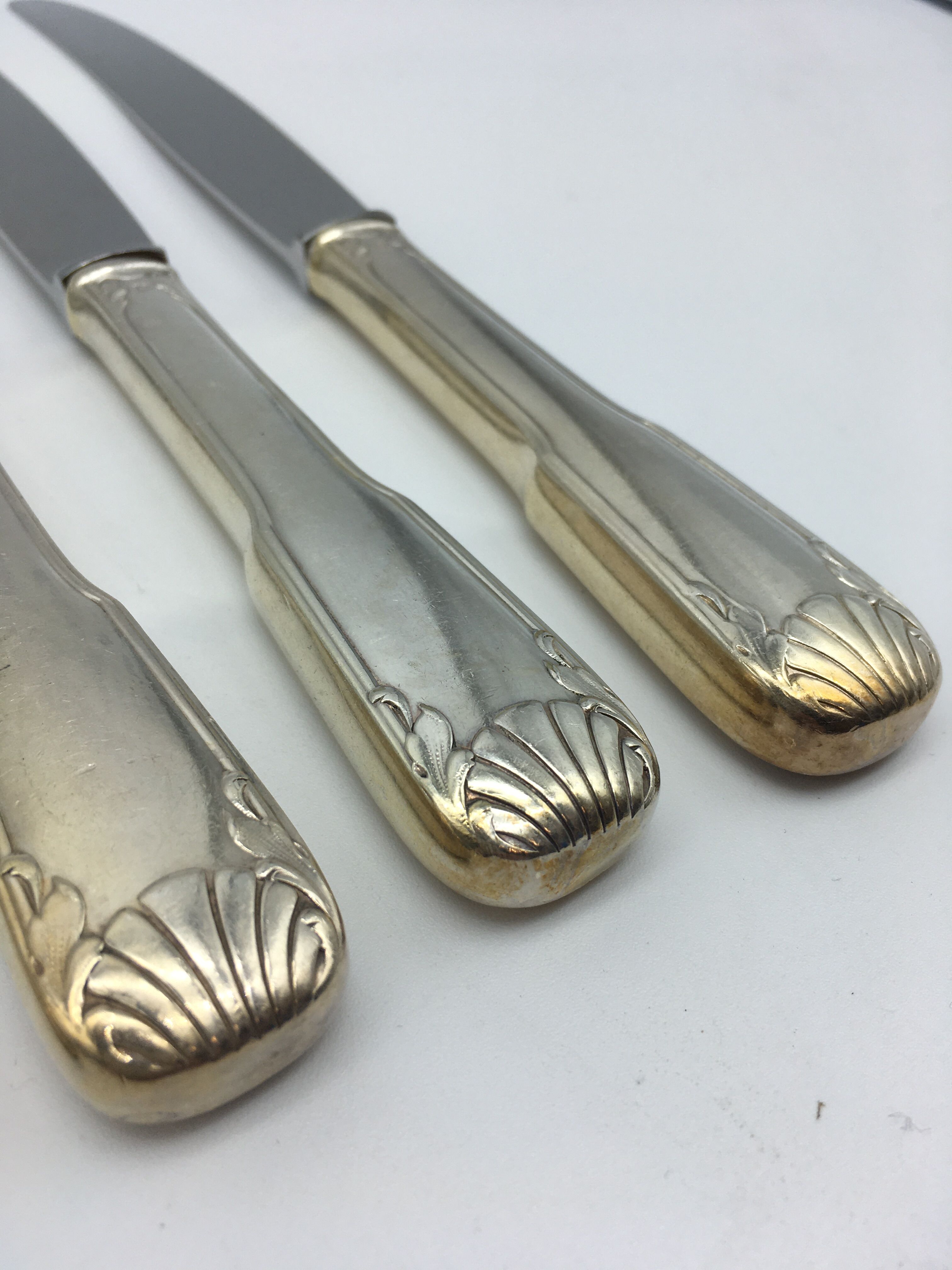 12 silver metal knives.