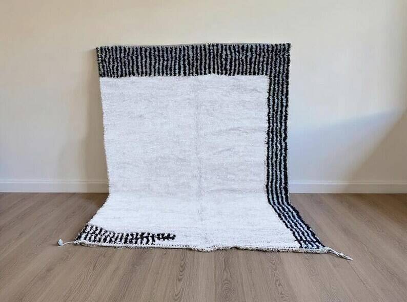 Traditional black and white handcrafted Moroccan rug, size 160 x 240 cm
