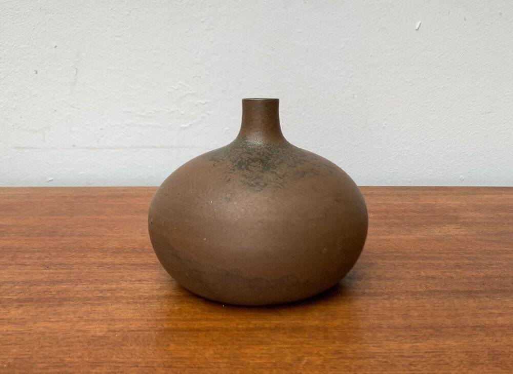 Minimalist ceramic vase from a German studio by Siegfried Gramann for Töpferhof Römhild, 1960s.