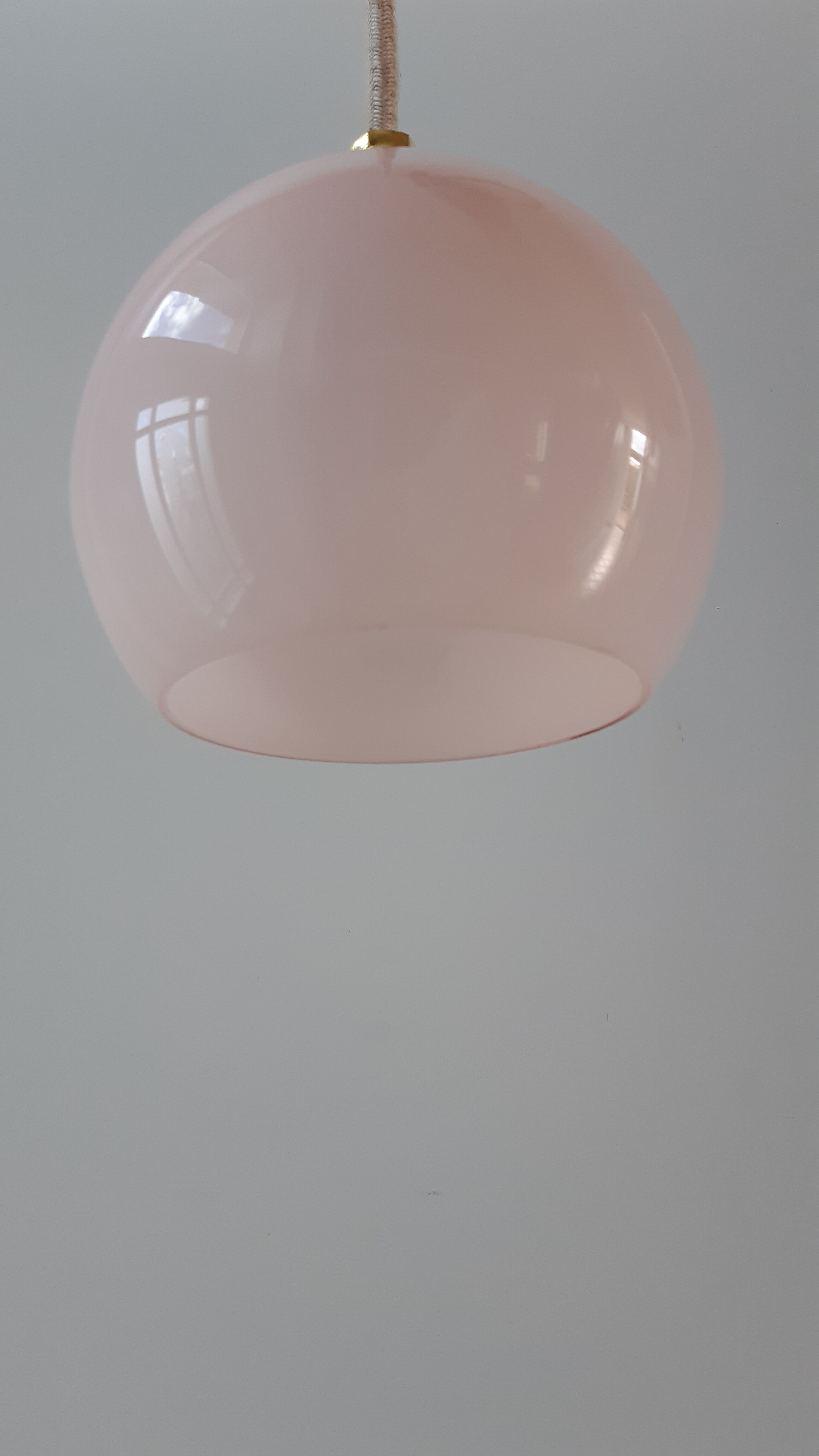 Round suspension in powder pink opaline 40-50s