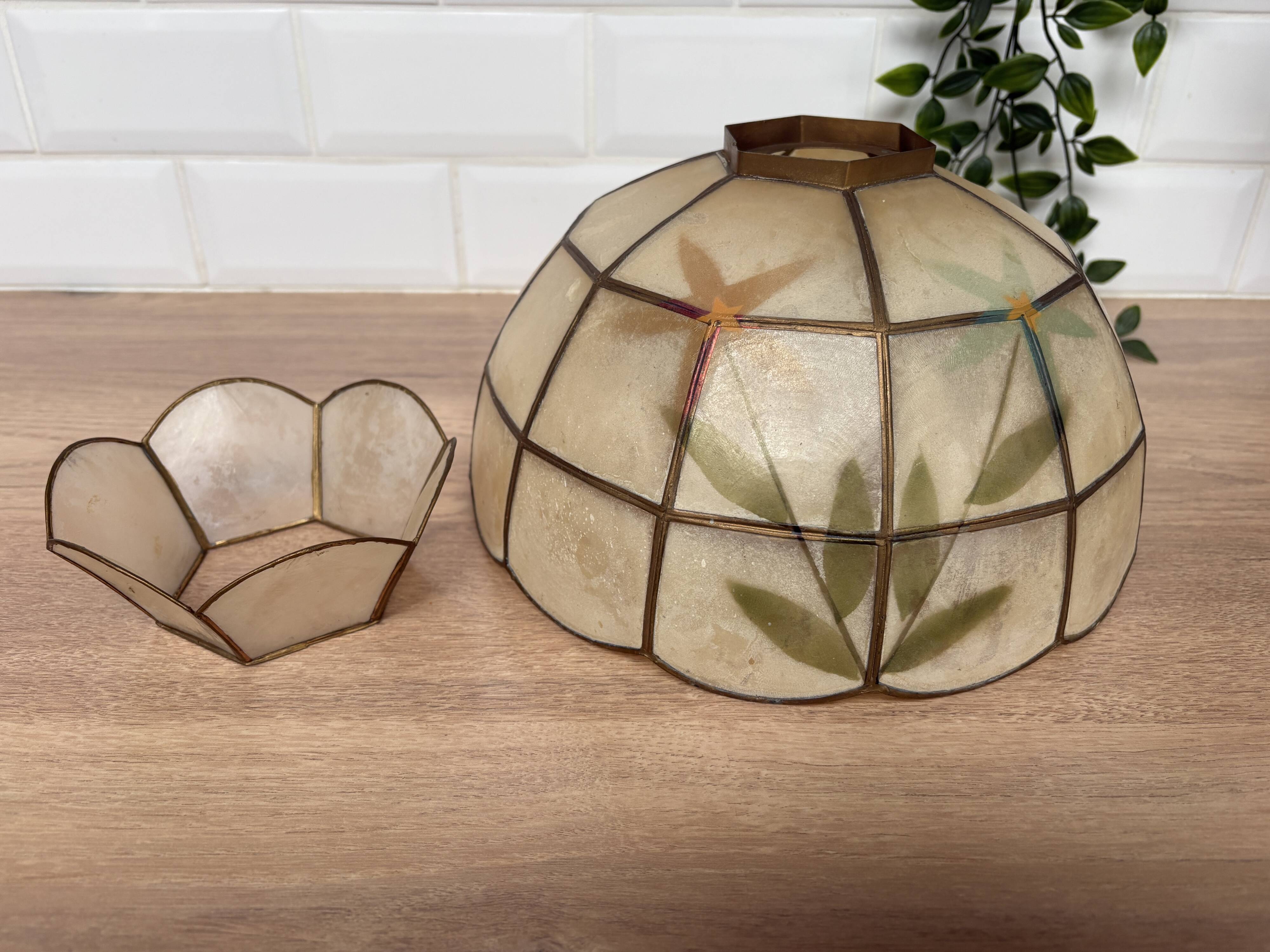 Mother-of-pearl lampshade for suspension