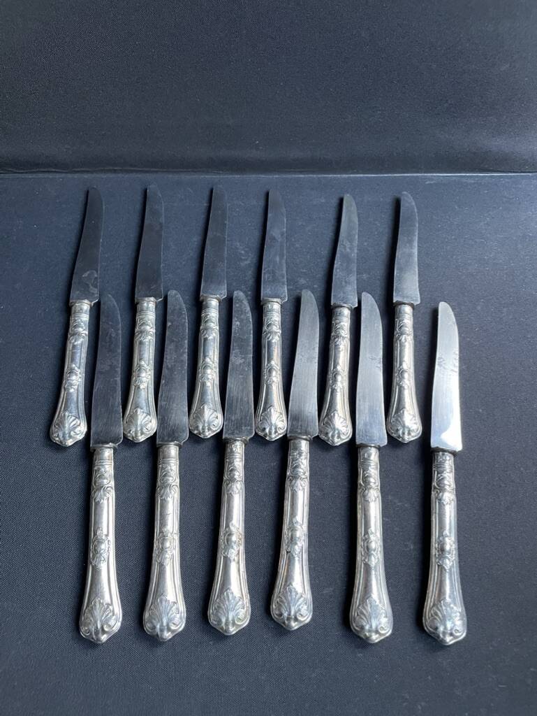 12 dessert knives (fruit) – Silver handle – Rocaille style