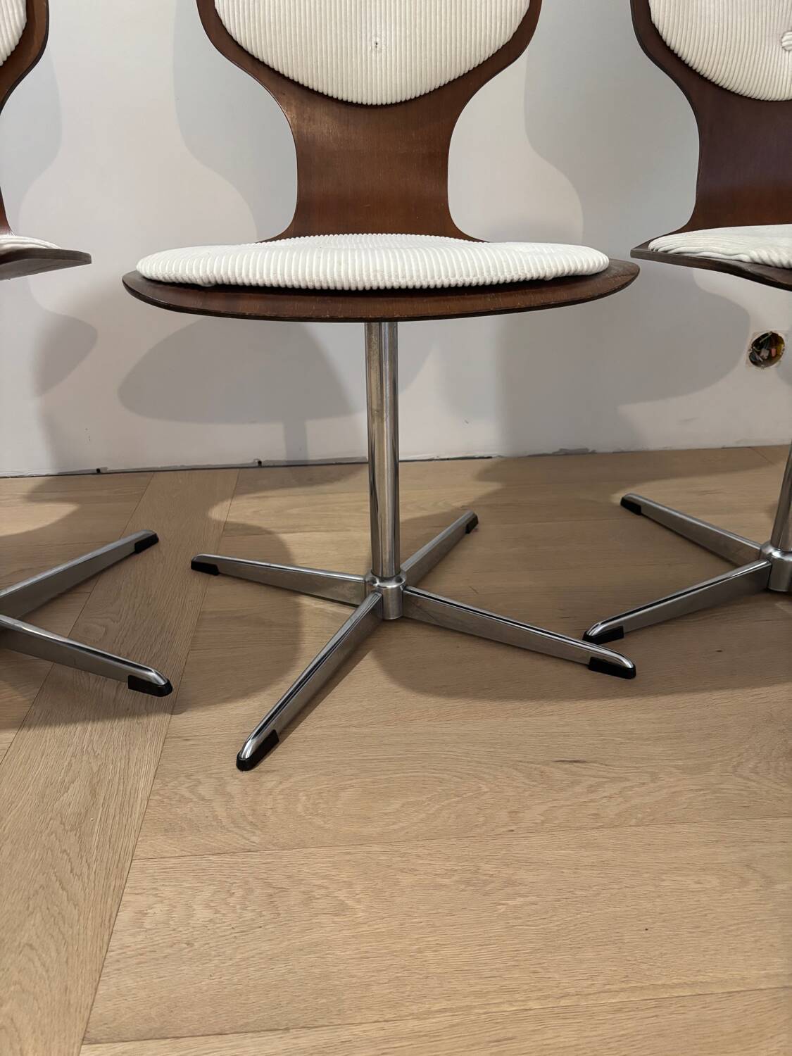 Lot of 4 vintage swivel chairs in the style of Arne Jacobsen.