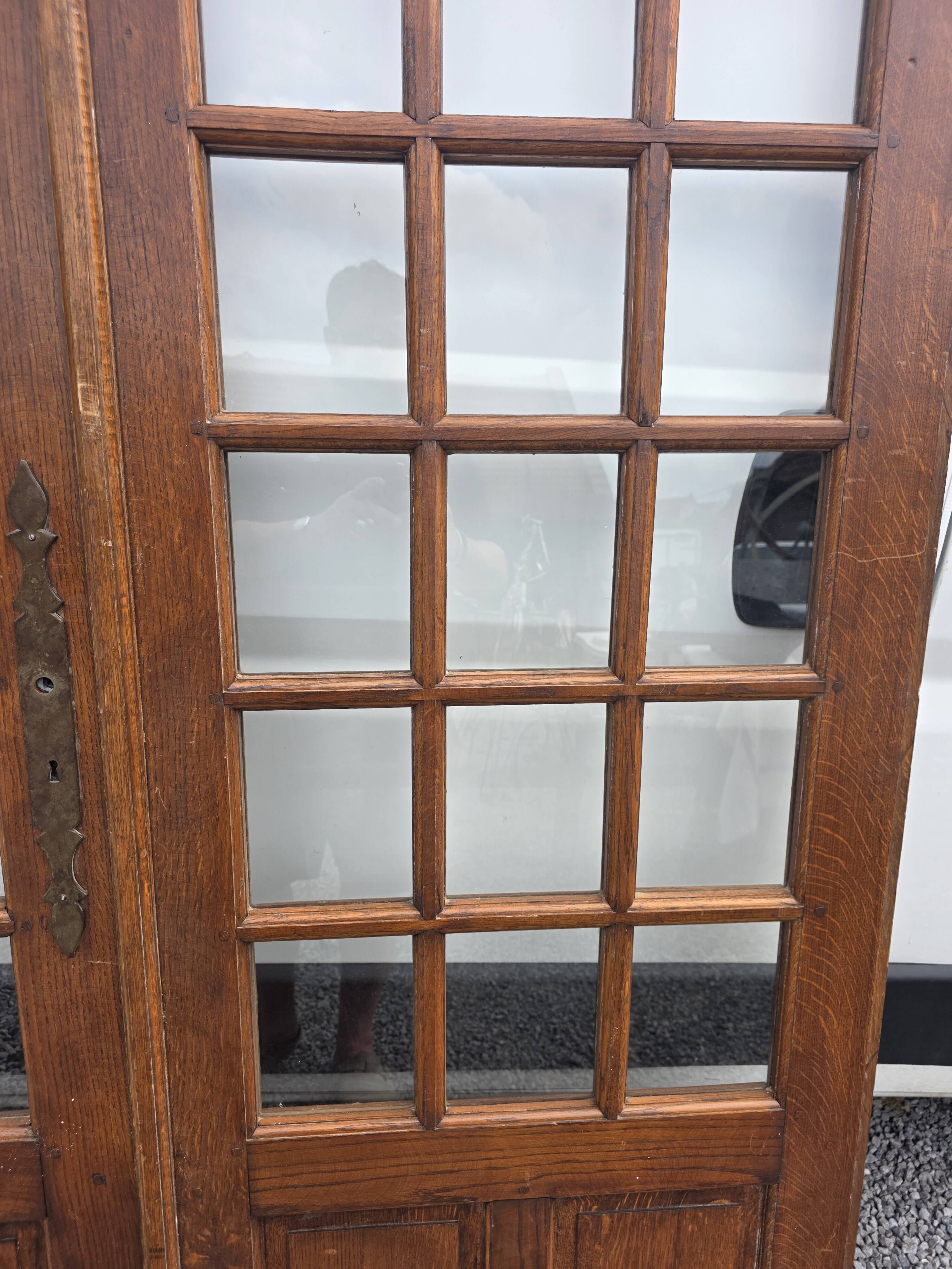 Paire de portes de séparation en chêne petits carreaux XXe
