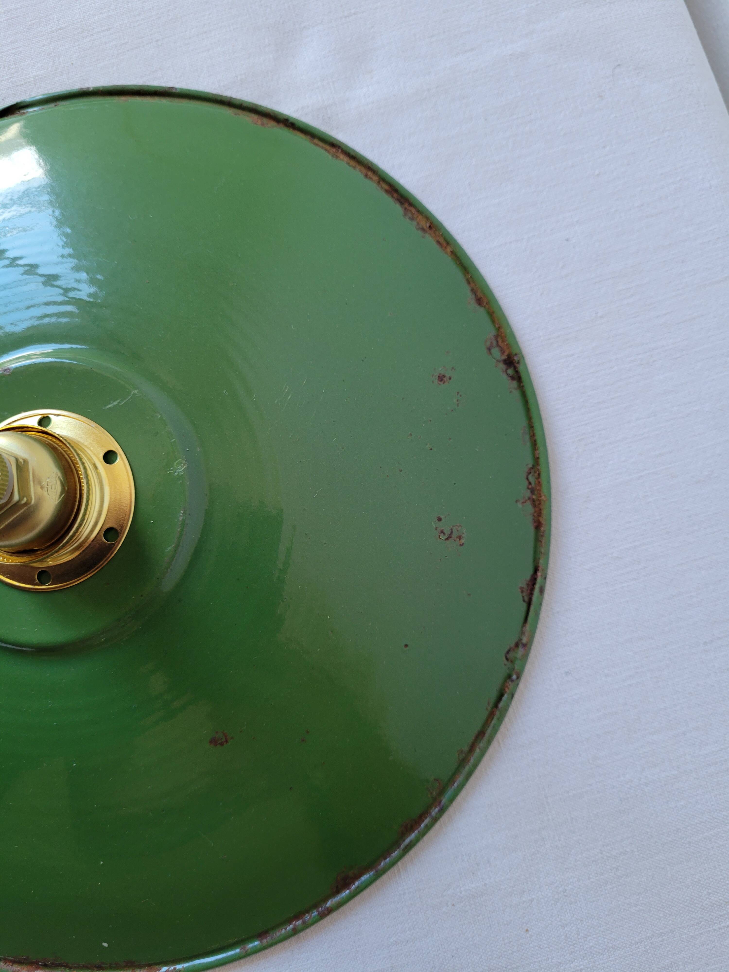 Suspension in green and white enamelled sheet metal