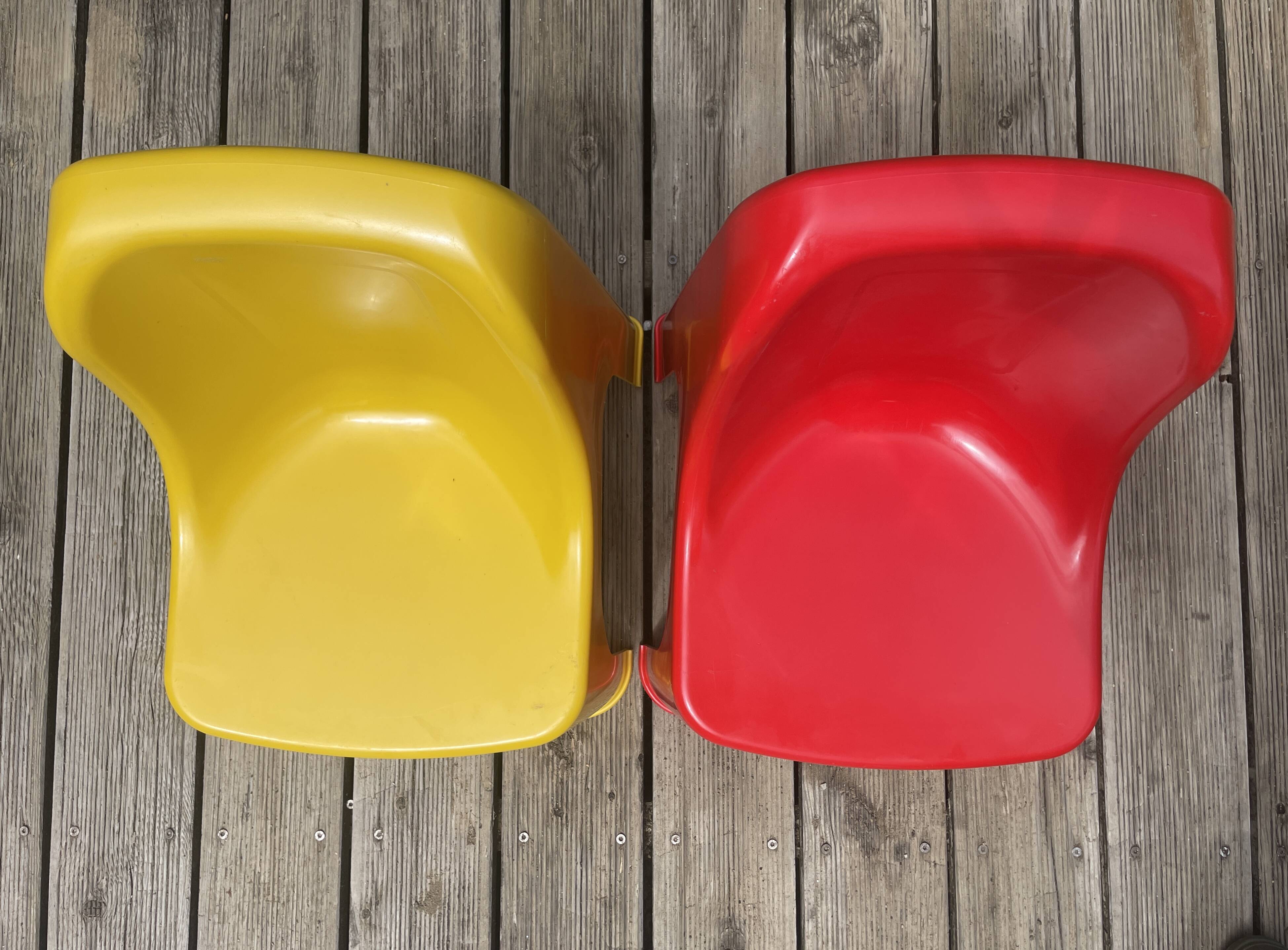 Paire de chaises colorées pour enfants