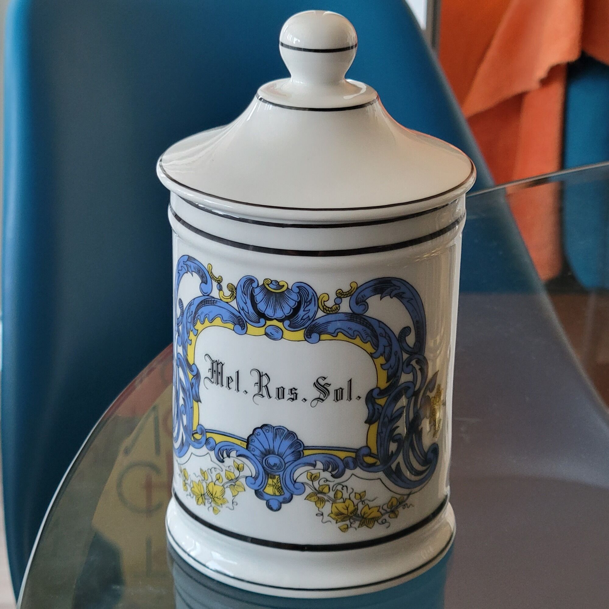 Apothecary pharmacy pot in Mel porcelain. Ros. Ground.