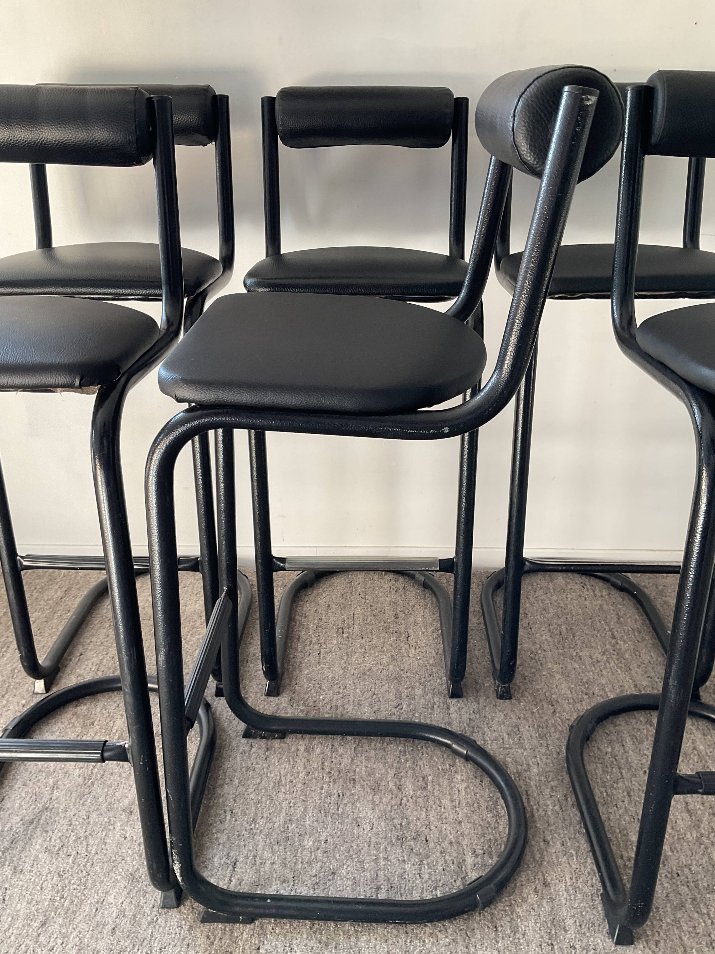 Série de 6 tabourets tubulaire et skaï, années 70- 80