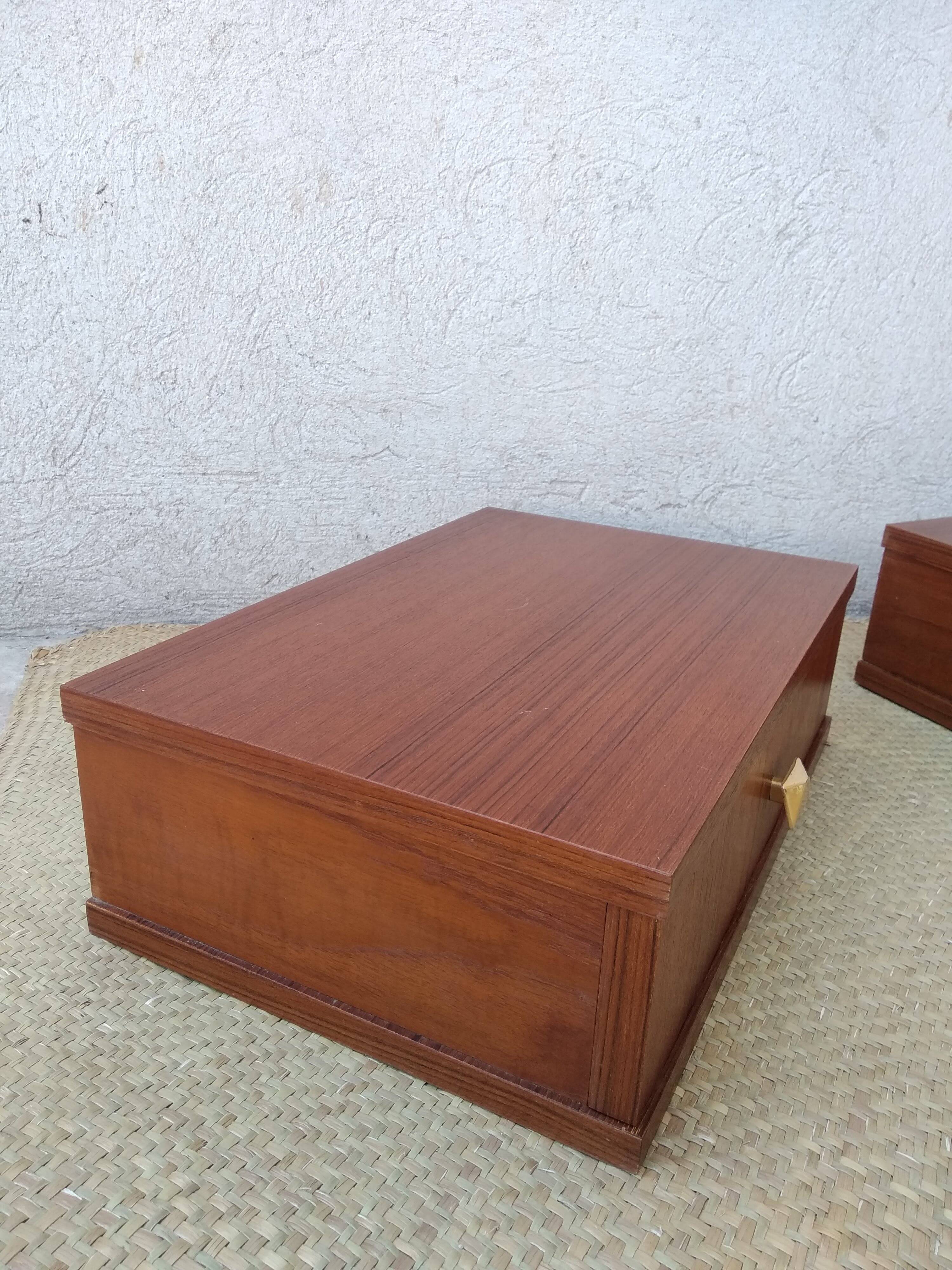 Paire de tables de chevet suspendues en teck