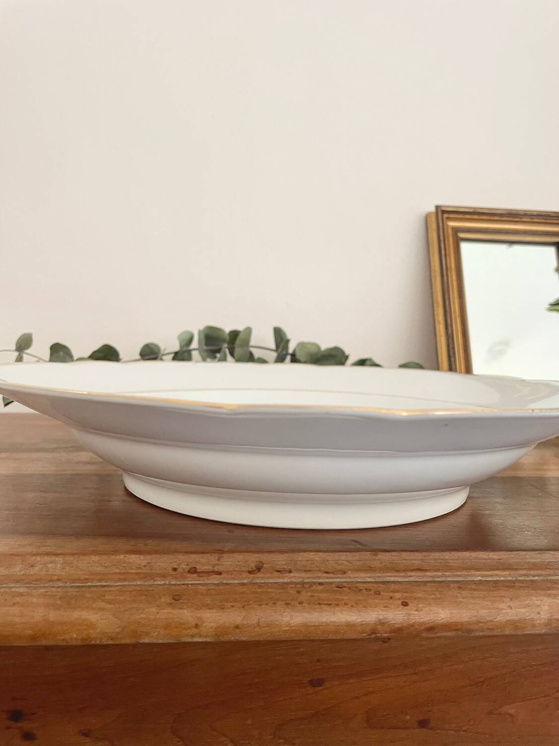 Hollow gold and white serving dish