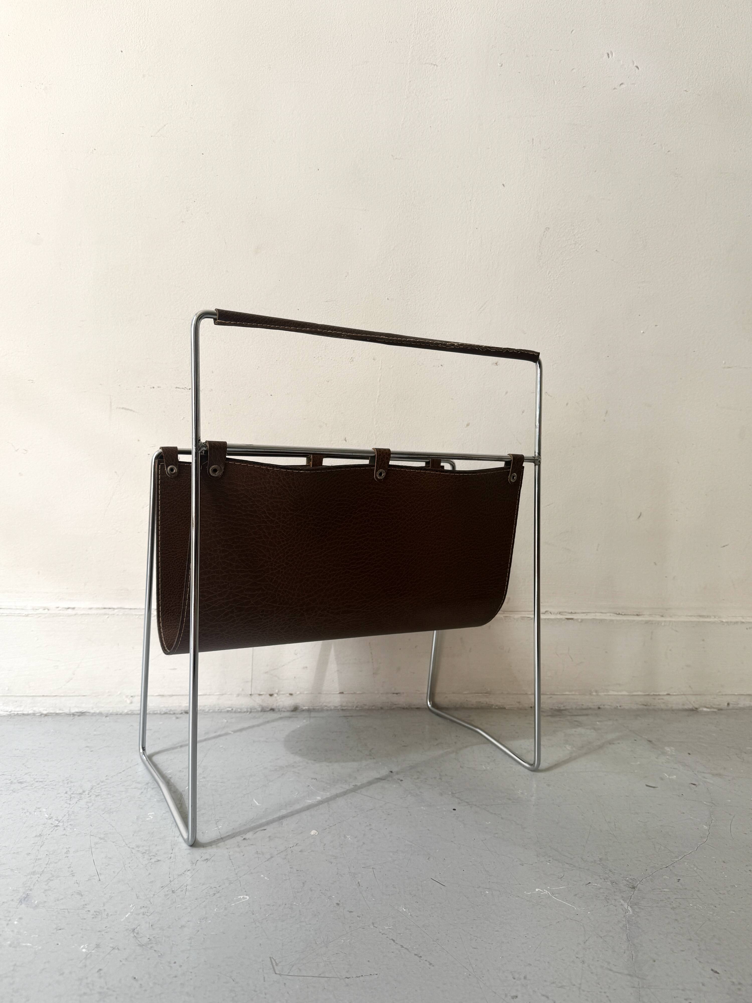 Modernist magazine rack in brown leather & chrome wire metal – 1970 design