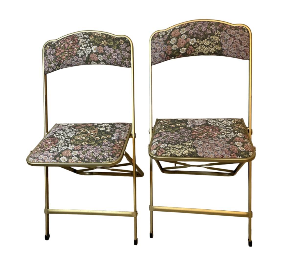 Folding chairs with floral pattern