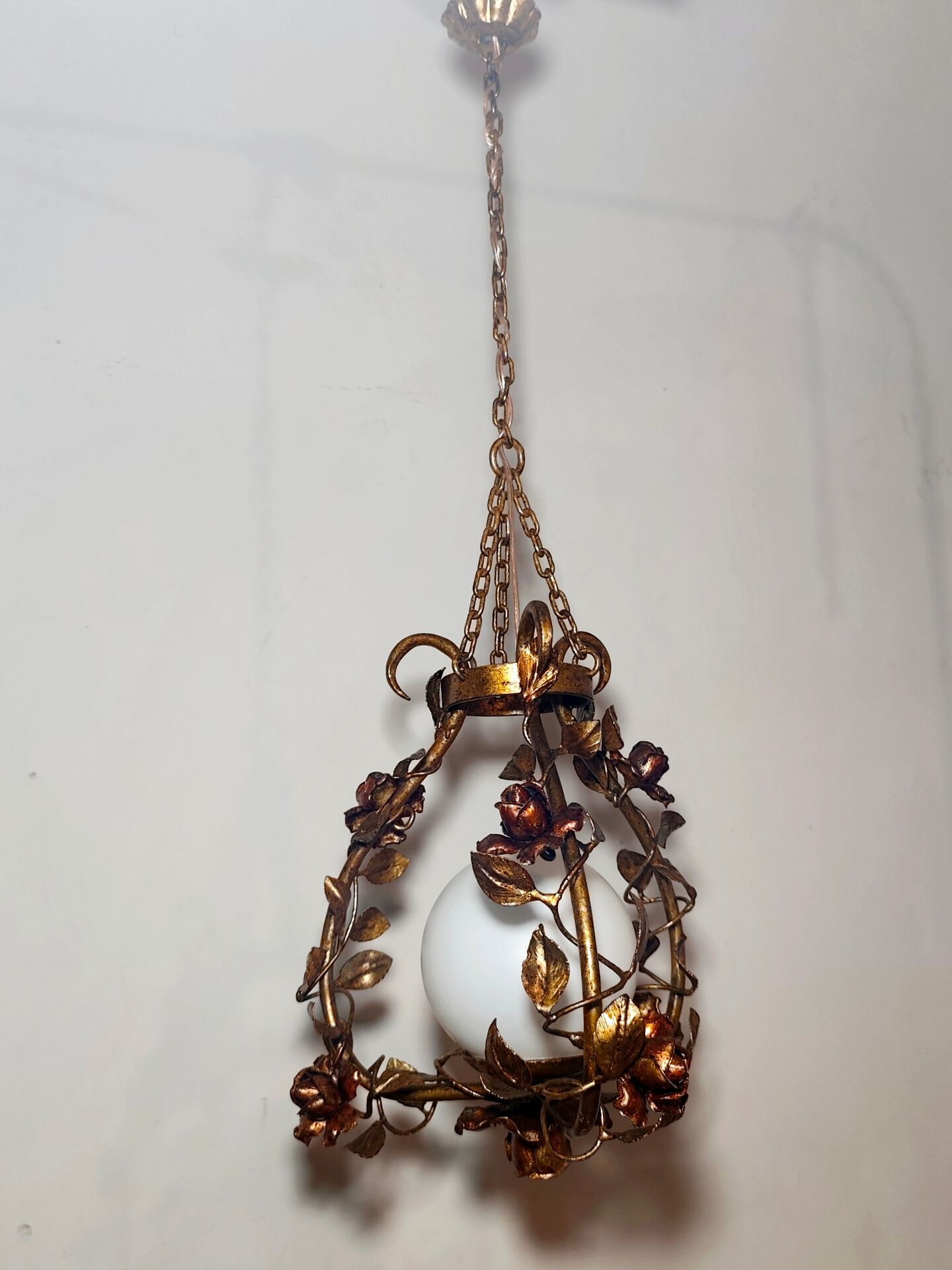 Suspension en fer forgé et enfeuille d'or, Espagne, années 1970