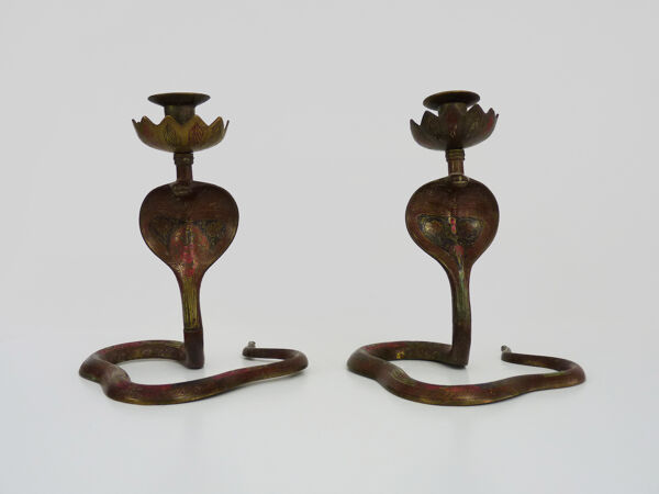 Paire d'anciens bougeoirs cobra en bronze de à gravure détaillé. Vers 1950