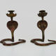 Paire d'anciens bougeoirs cobra en bronze de à gravure détaillé. Vers 1950
