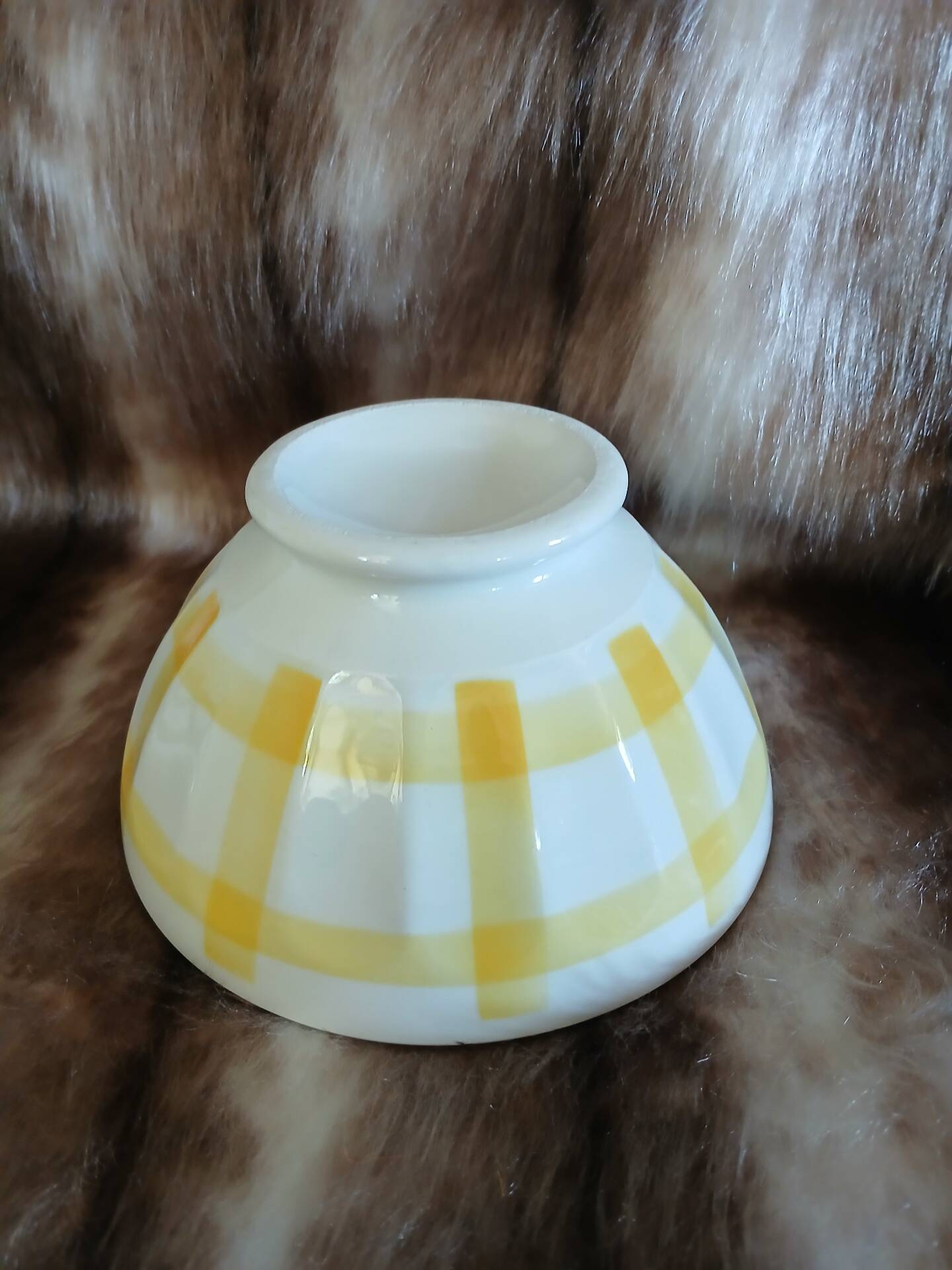 2 old model bowls tablecloth