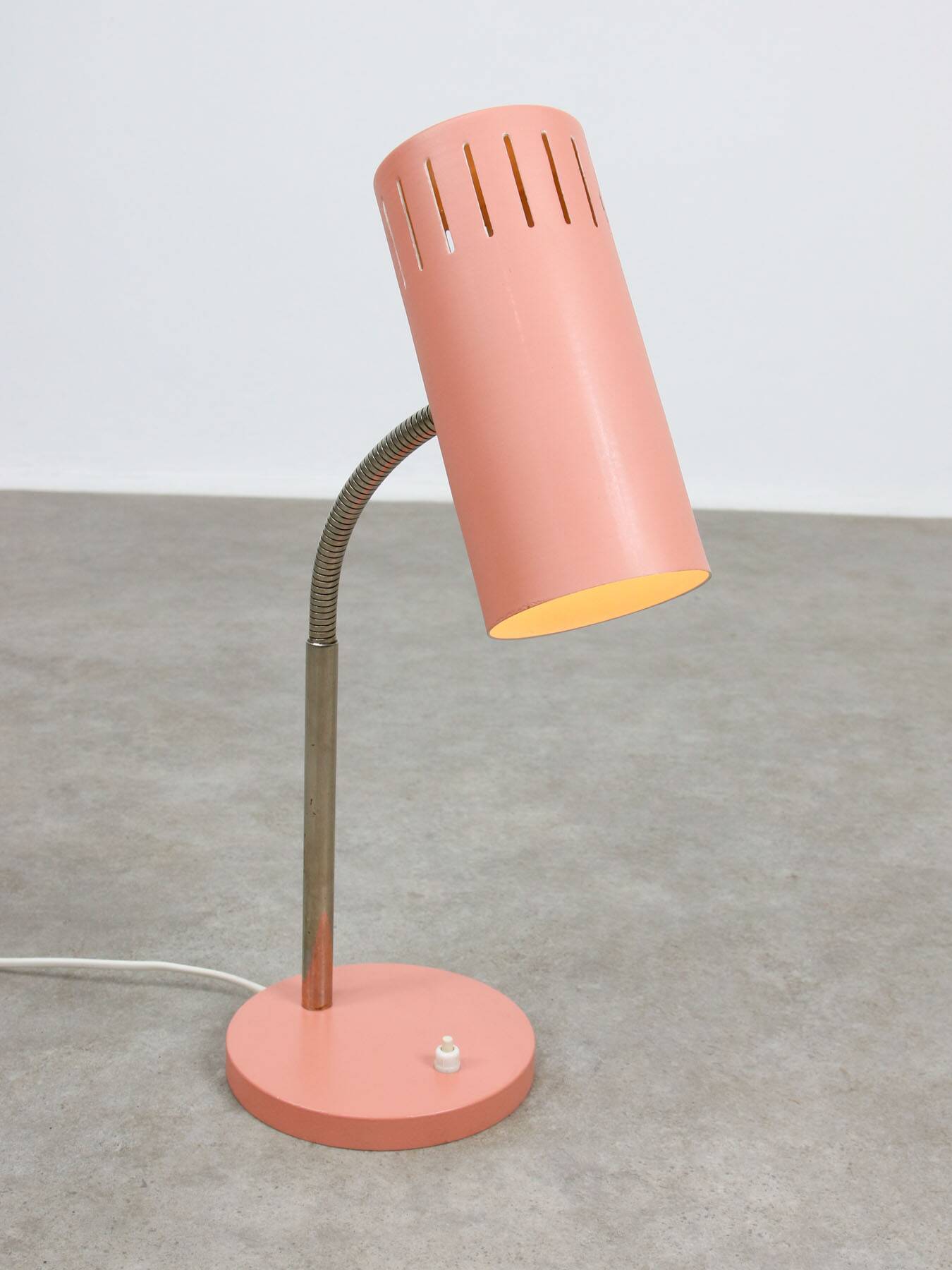 Mid-Century Modern Italian Table Lamp in Salmon and ChromeMid-Century Itali