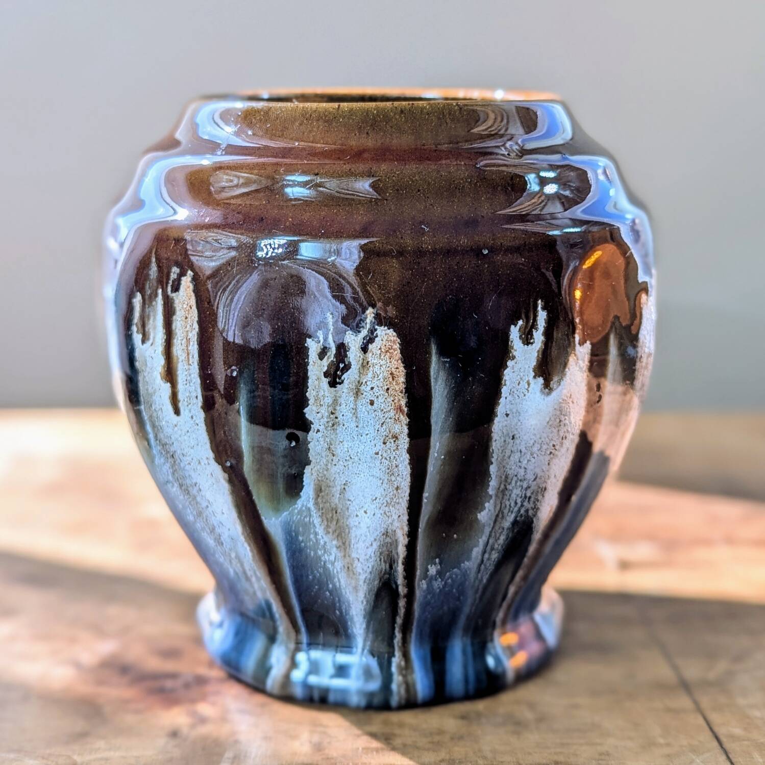 Vase vintage en grès émaillé, marron et bleu gris, décor à coulures