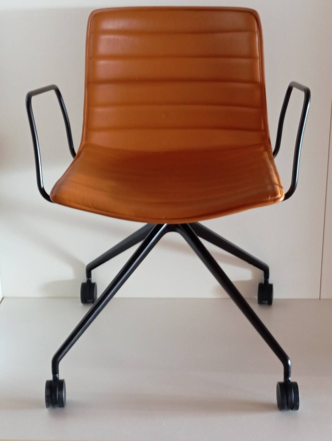 Leather chair Arper design Lievore Altherr Molina