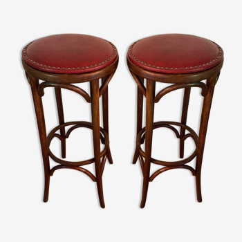 Pair of wooden bistro stools turned and seated in red Skaï XX century