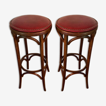 Paire de tabourets de bistrot en bois tourné et assise en Skaï rouge XX siècle