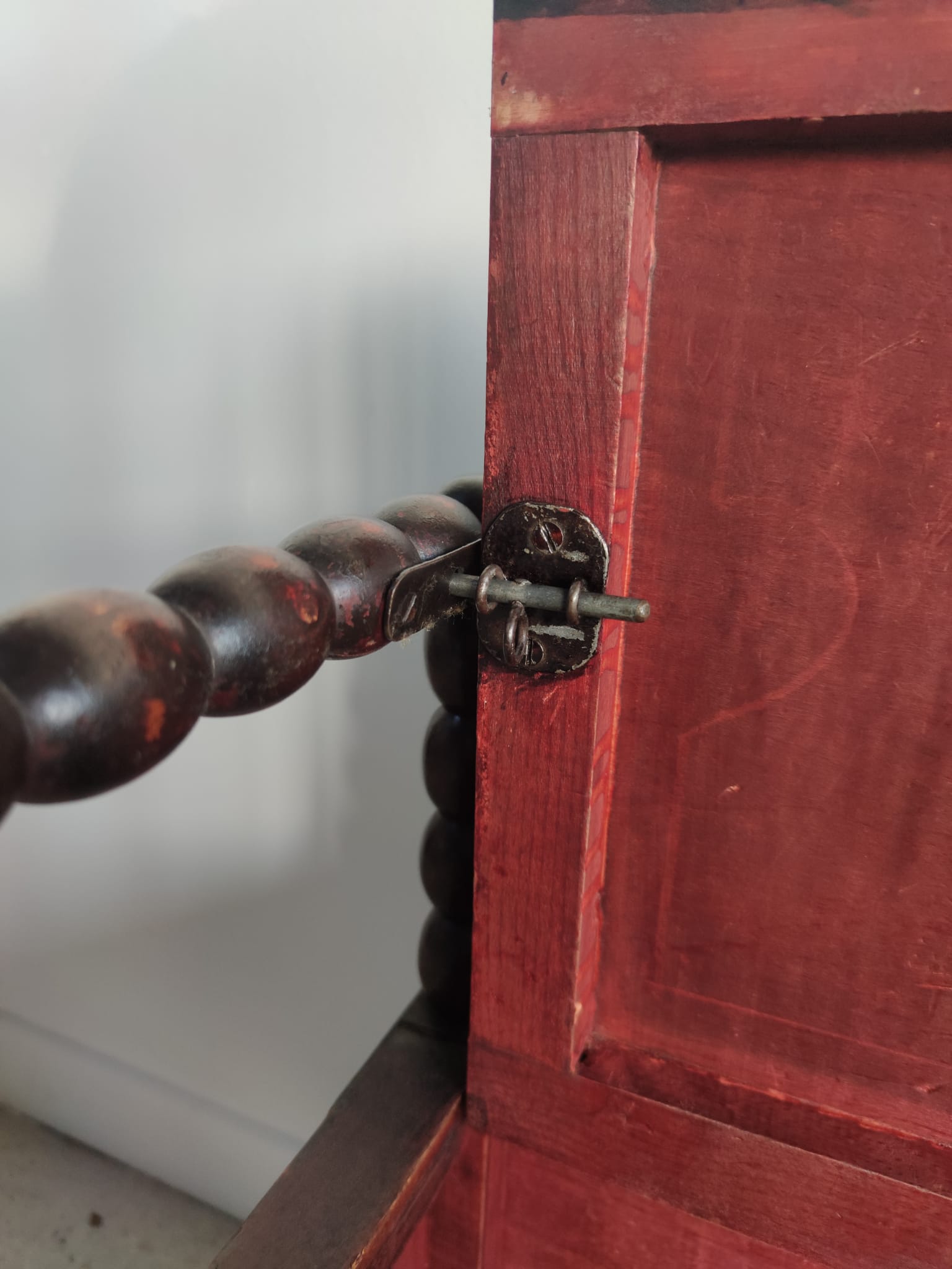 Natural wood chest forming a bench, ringed shoulders