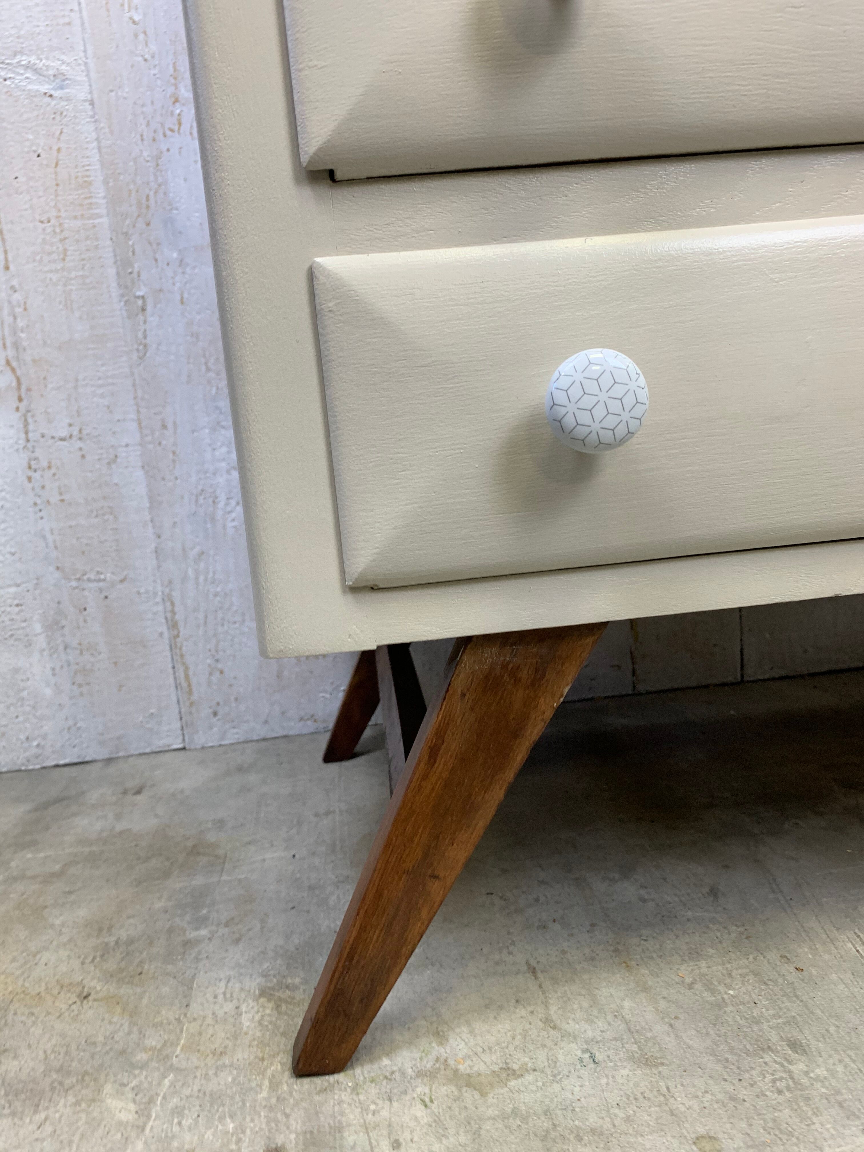Dresser with compass feet