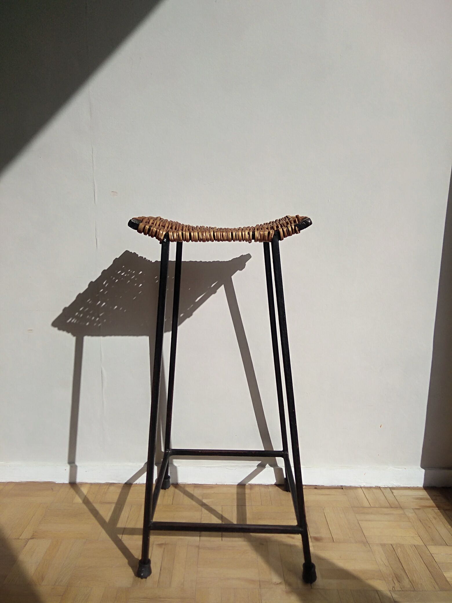 Tabouret haut en fer forgé et rotin, années 1950