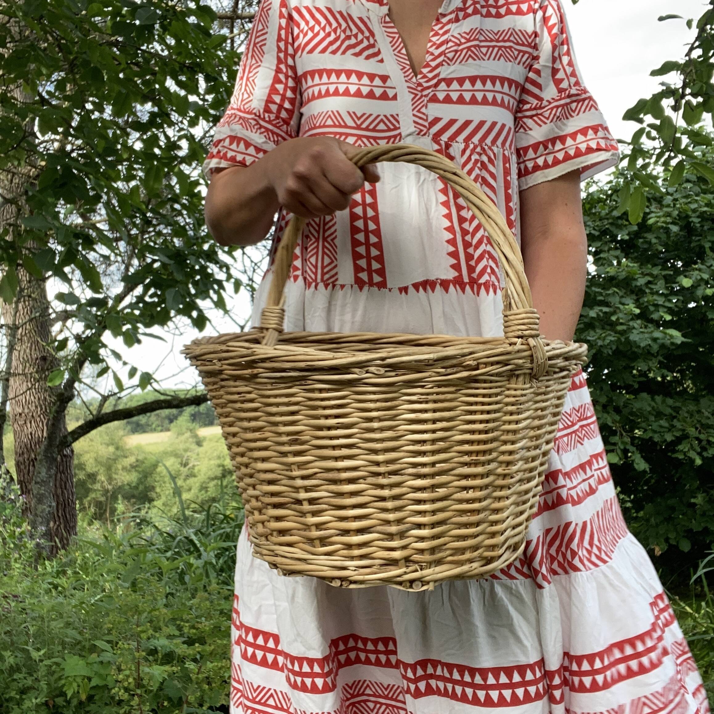Light woven wicker round basket