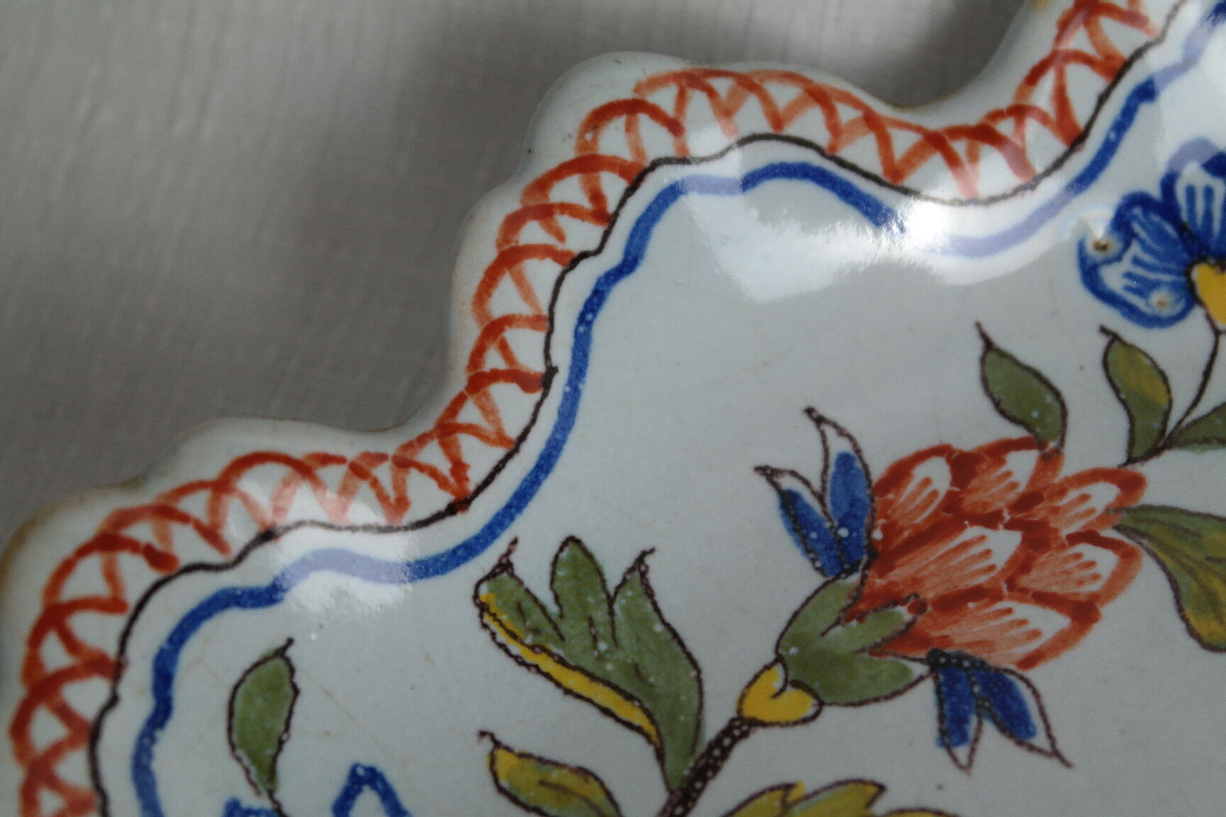 Flat earthenware of Rouen polychrome decoration cornucopia of plenty