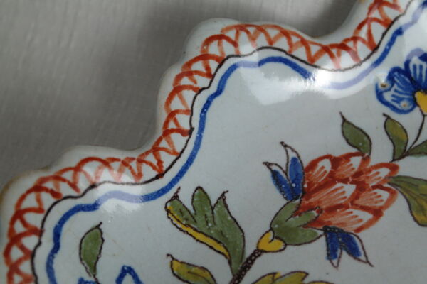 Plat faïence de Desvres décor polychrome corne d'abondance