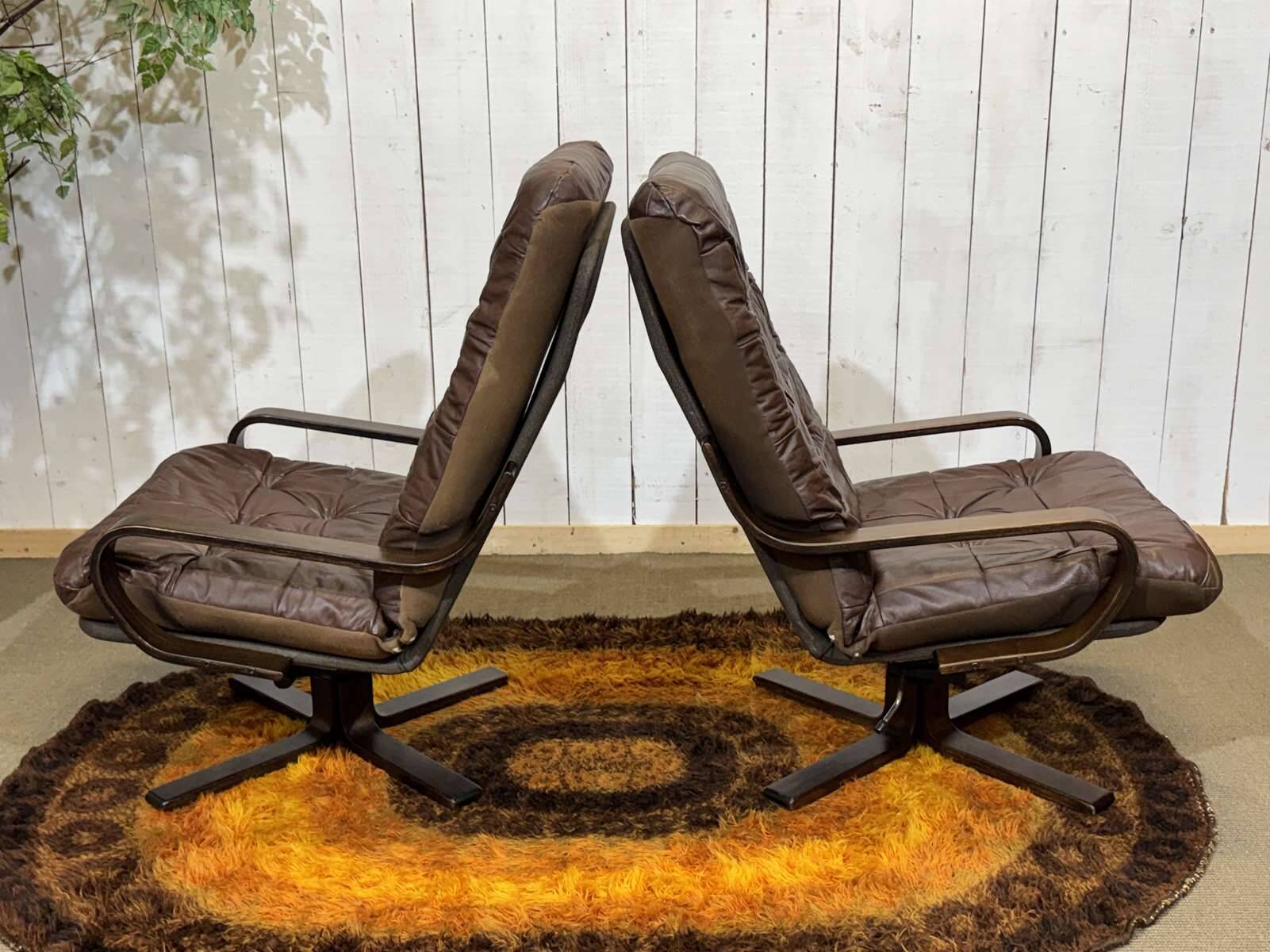 Pair of Norwegian swivel armchairs in leather and beech from the 1970s.