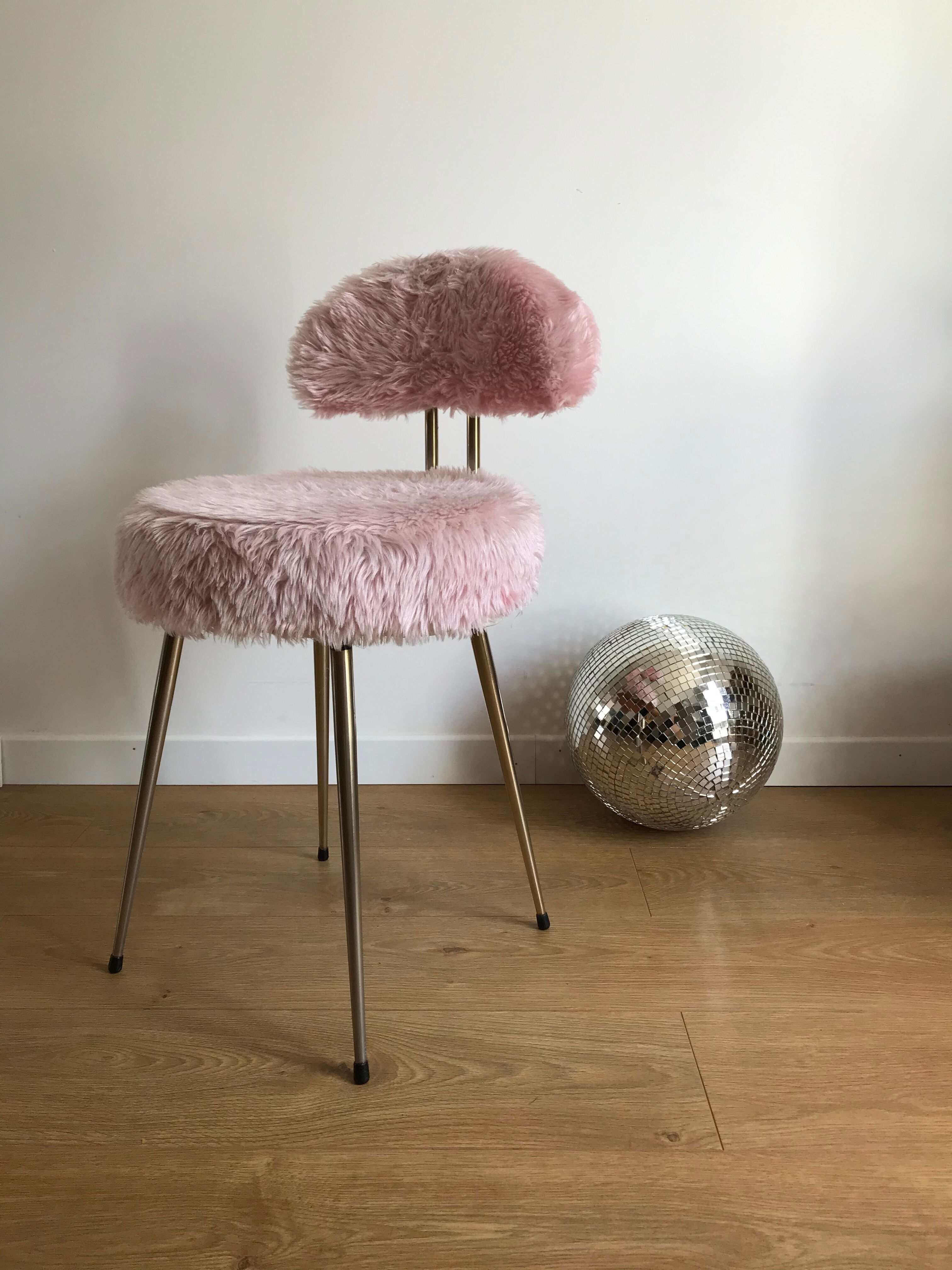 Pelfran rose moumoute chair