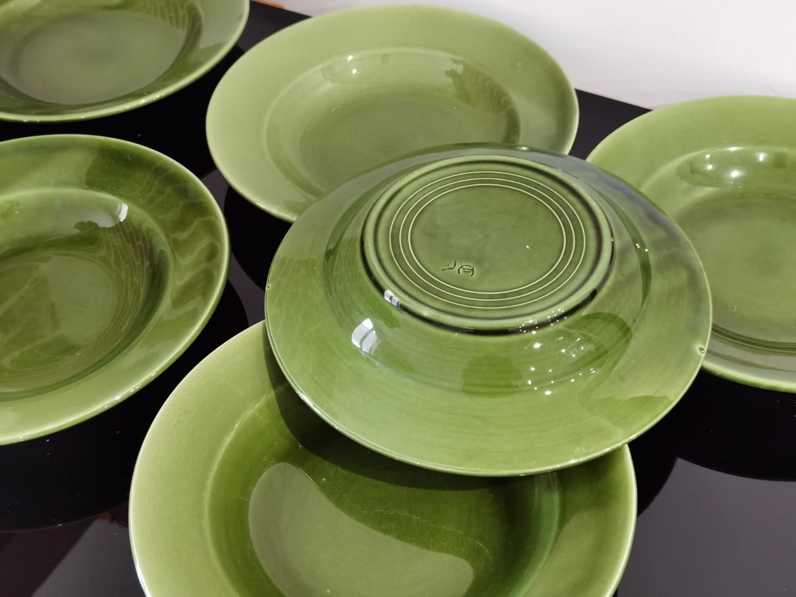 Hollow plates in glazed glazed ceramic green