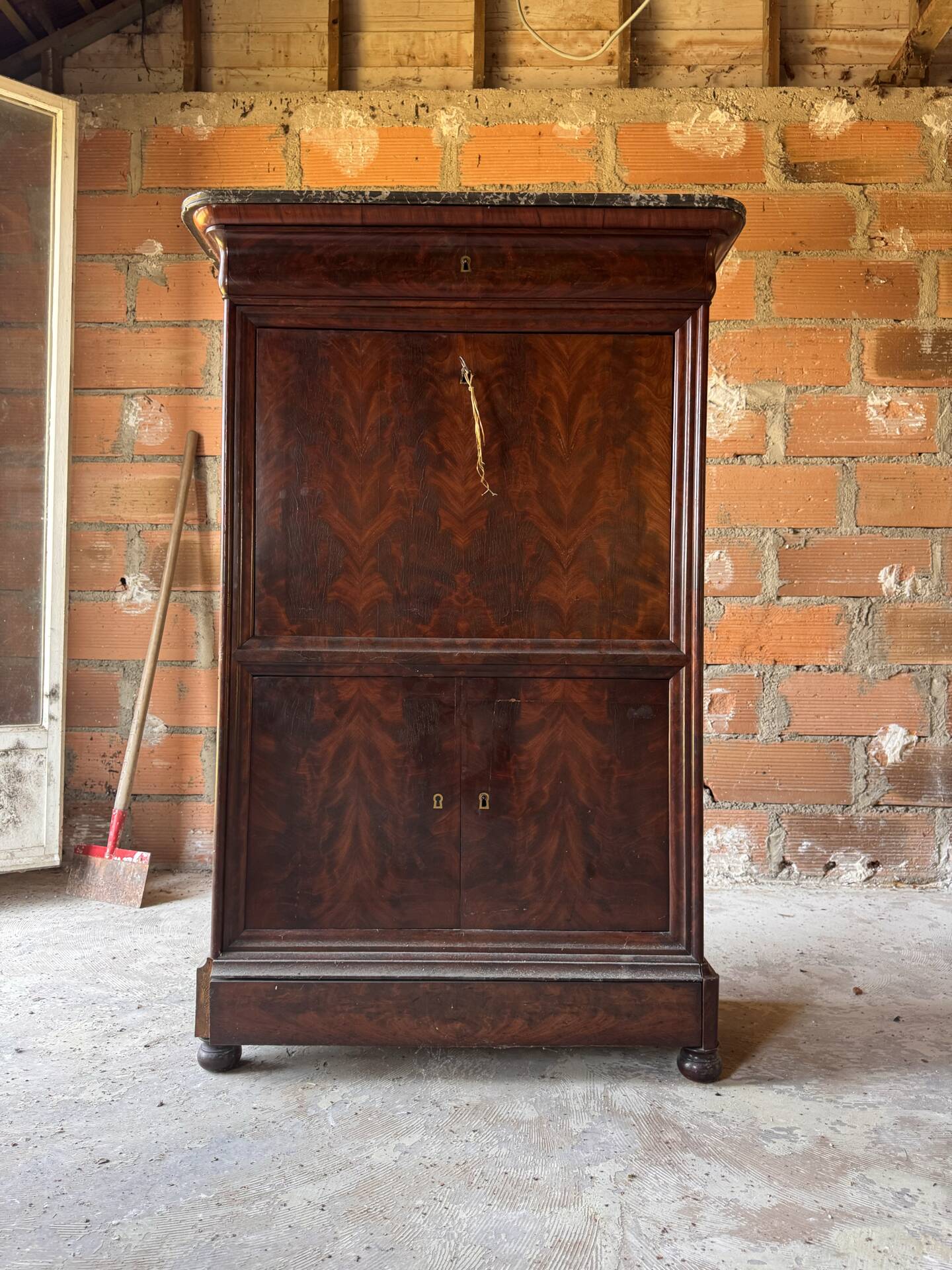 Large secretary with a drop-down front, Restoration style in flamed mahogany and marble.