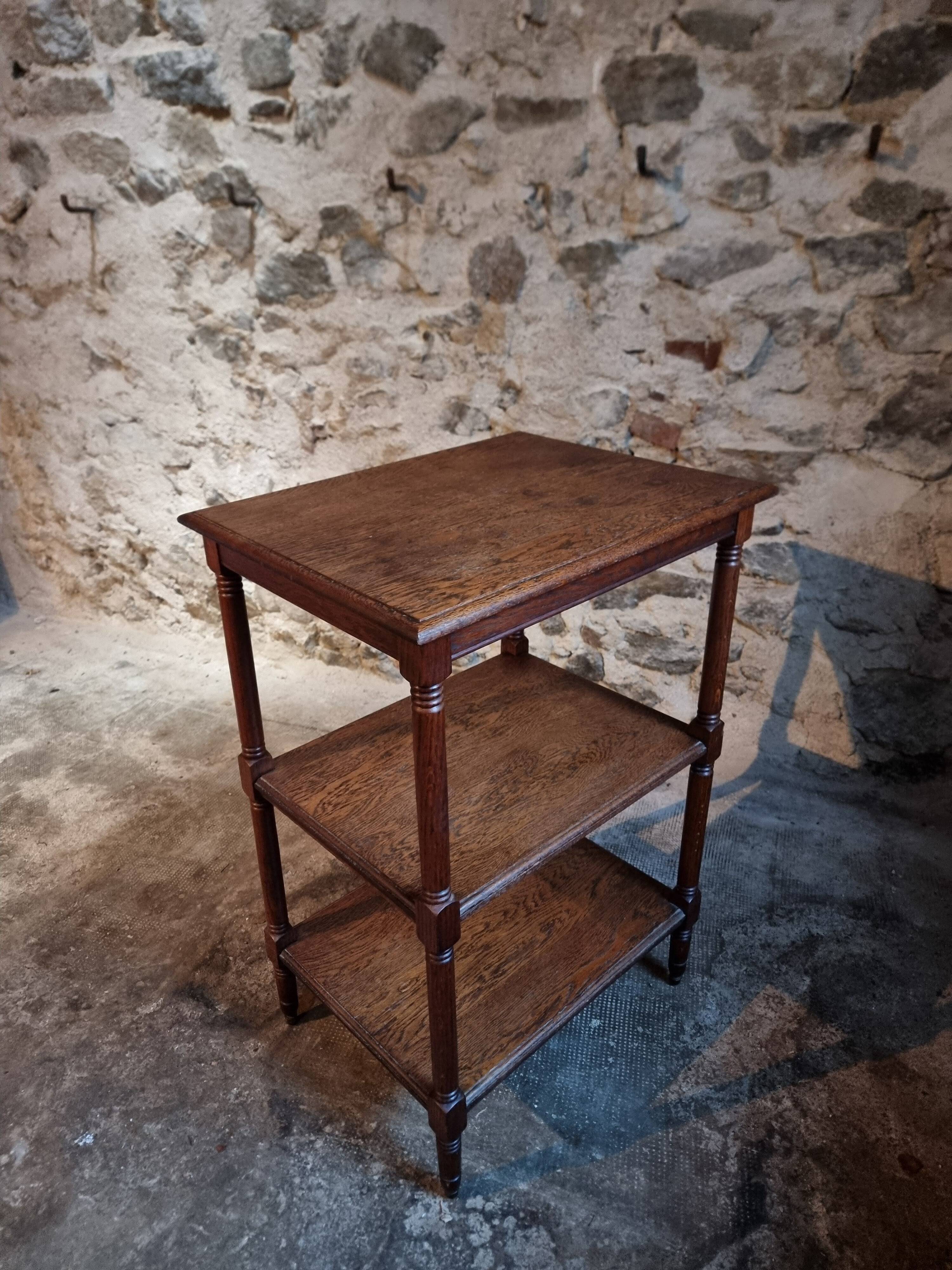 Vintage 1920s side table – Three-tiered shelf in French oak with turned legs.