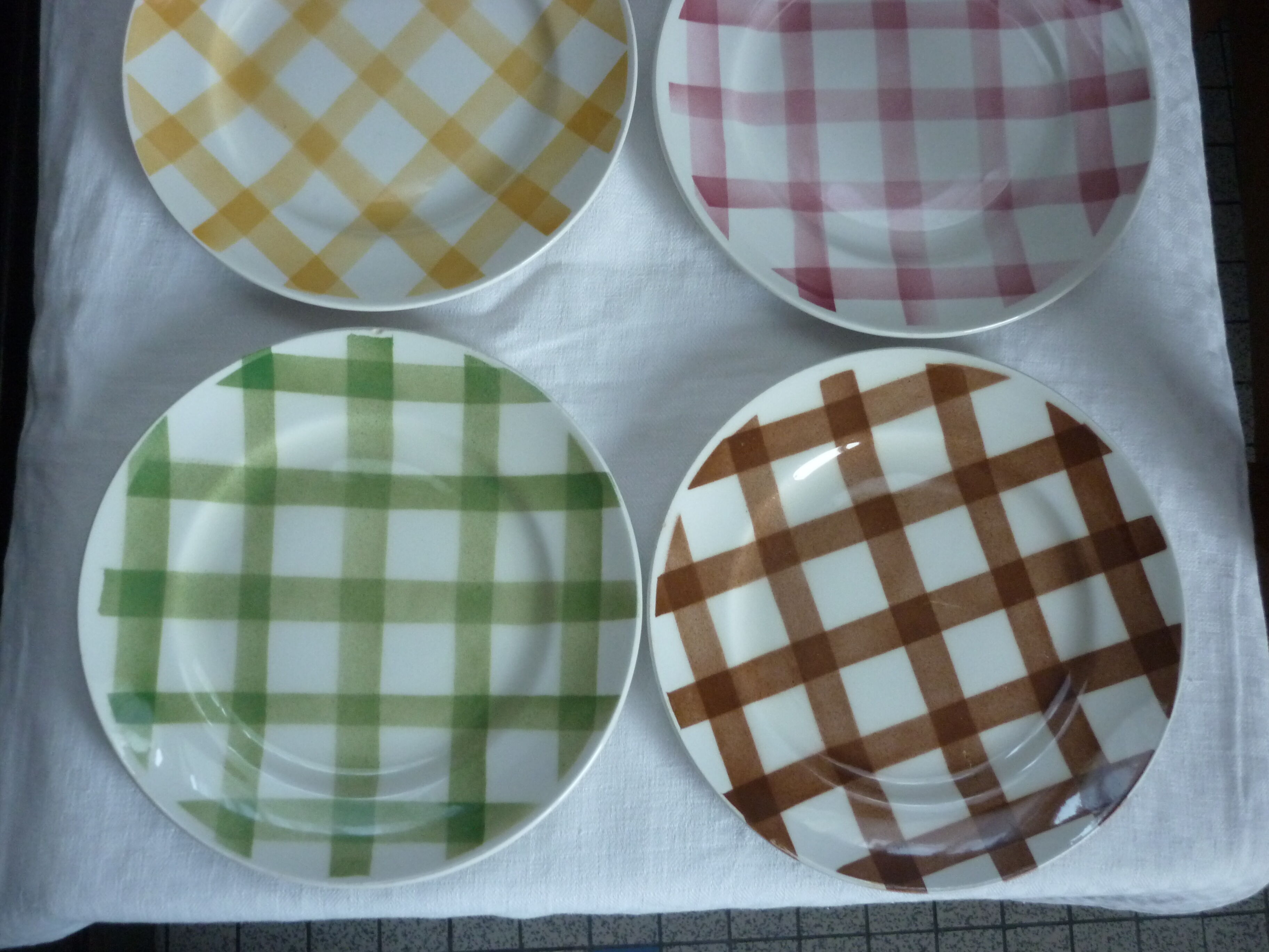 Lot of 6 plates mill of wolves model tablecloth