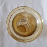 Vase en verre moulé jaune décor Art Déco