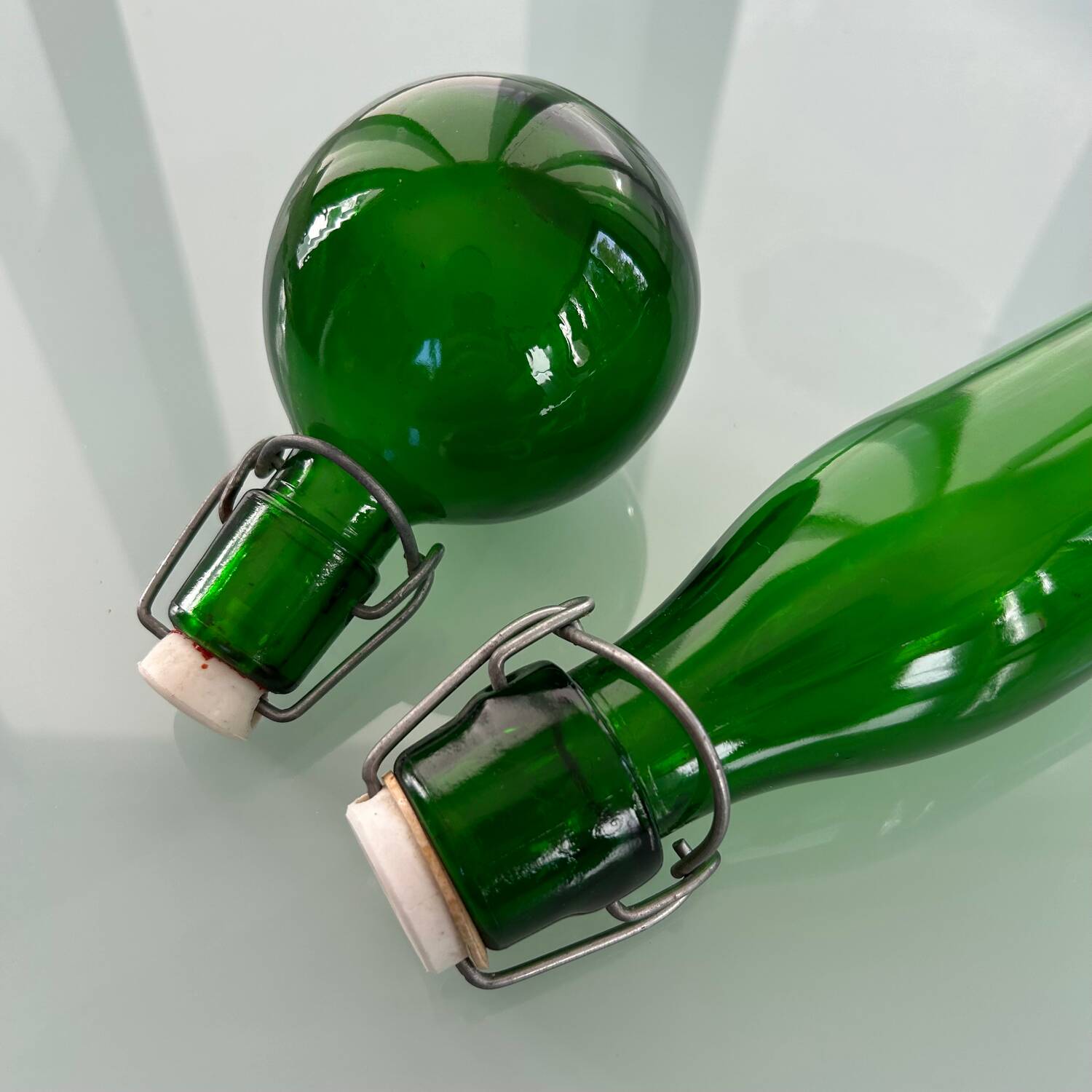 Duo de bouteilles vertes
