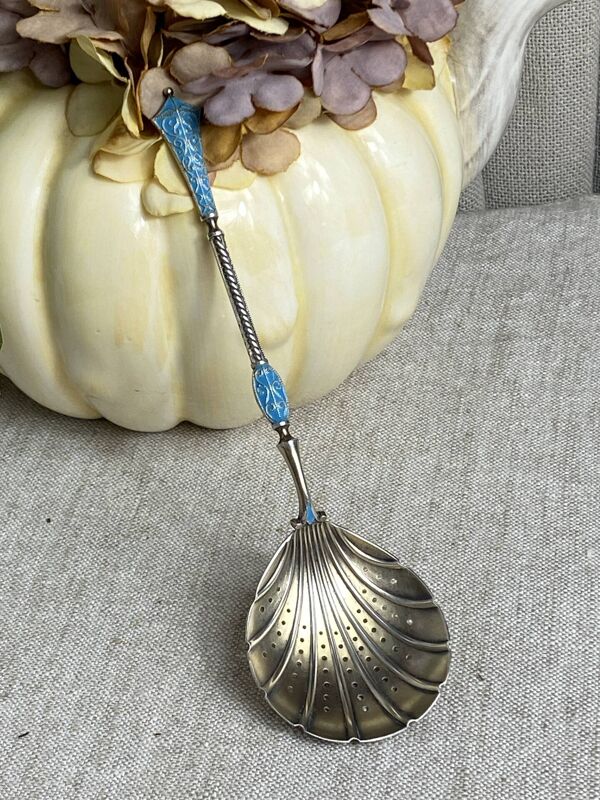 Cuillère à soupoudrer en argent émail cloisonné  par David Andersen