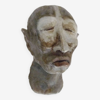 Face sculpture in polychrome earth and plaster, cabinet of curiosities. Ph Monaux. Ariège artist