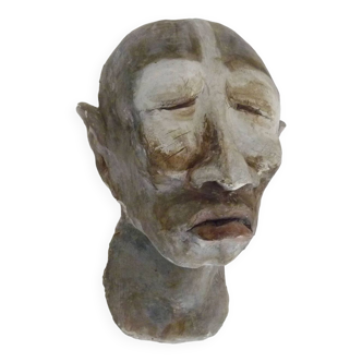 Face sculpture in polychrome earth and plaster, cabinet of curiosities. Ph Monaux. Ariège artist